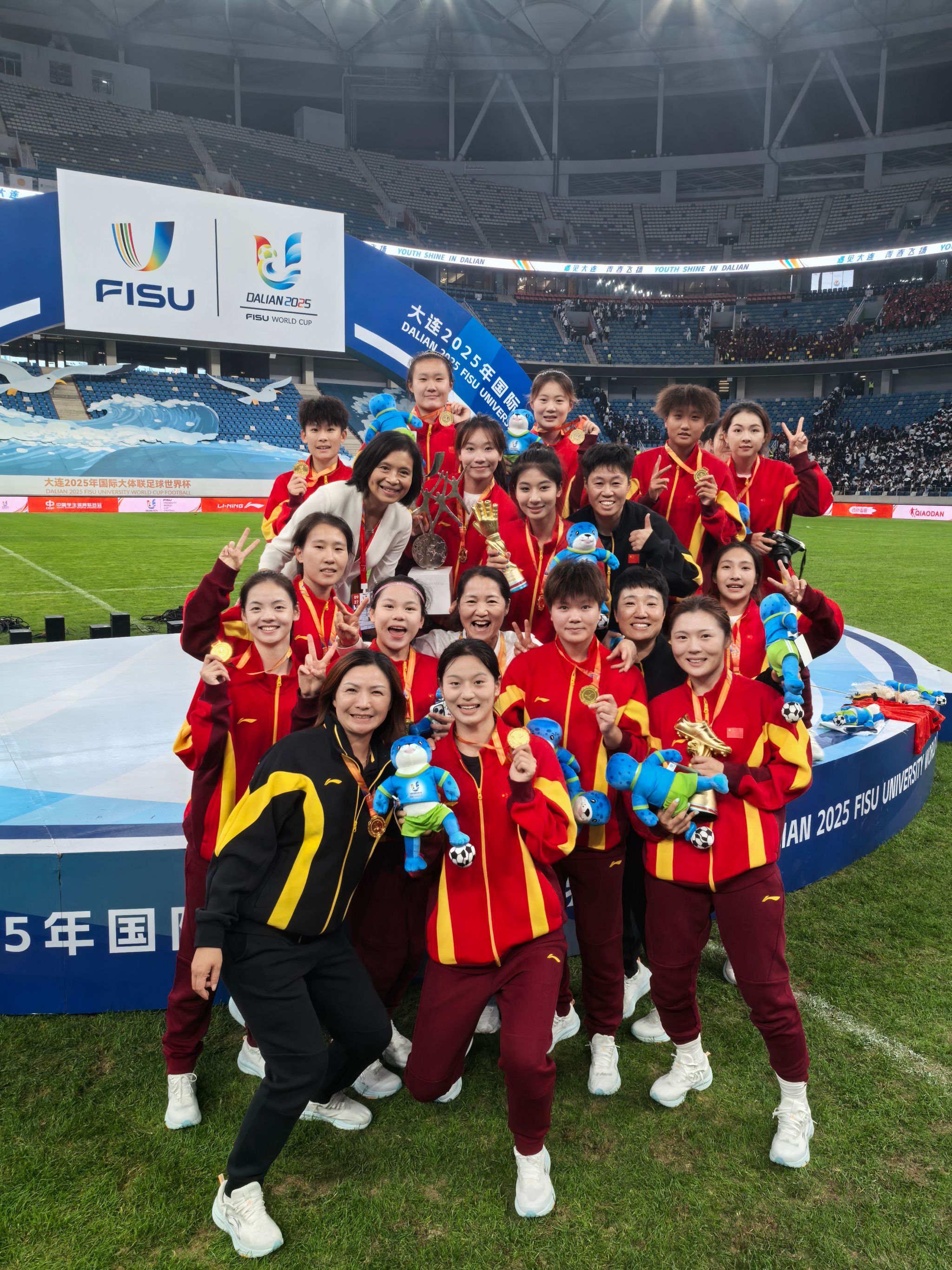 世界女足杯比赛紧张激烈，球员们全力以赴