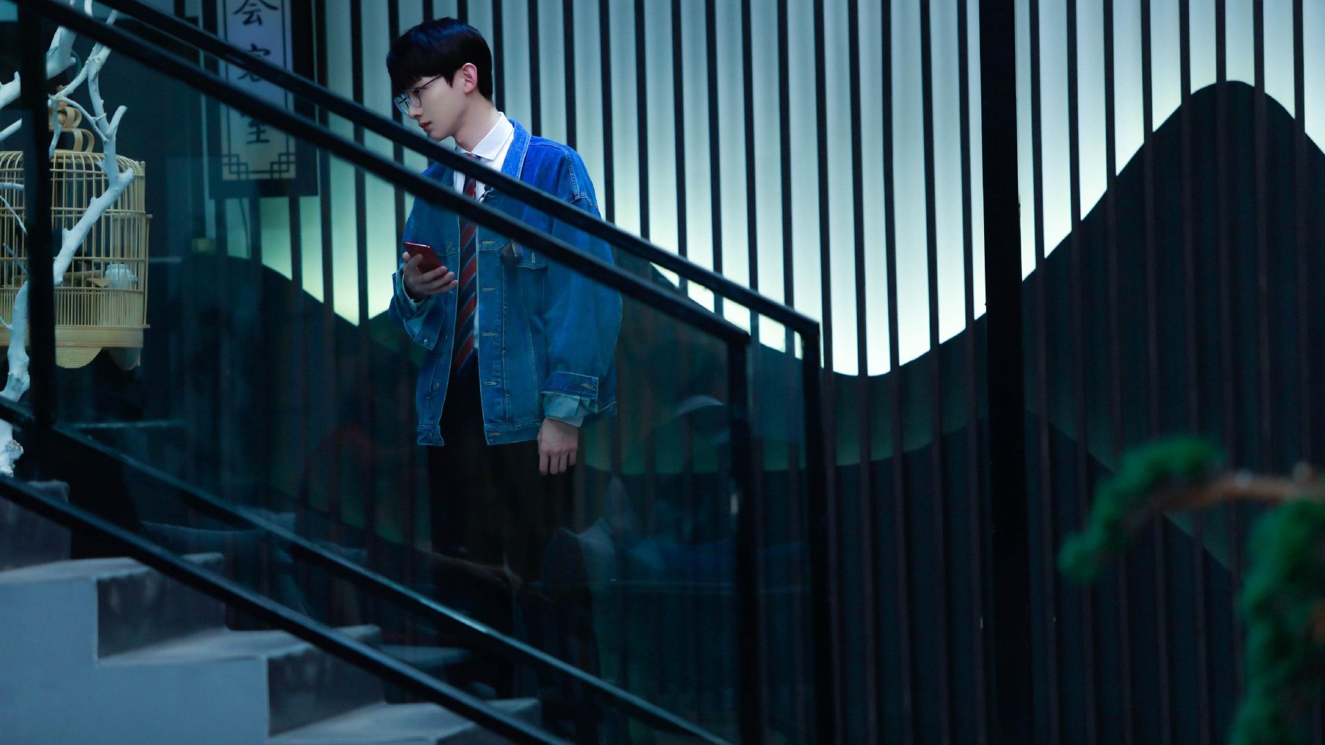 爱游戏tv-逆袭的齿轮与灼热的星辰，索伯战术奇迹与勒克莱尔王者之焰重塑F1中场格局