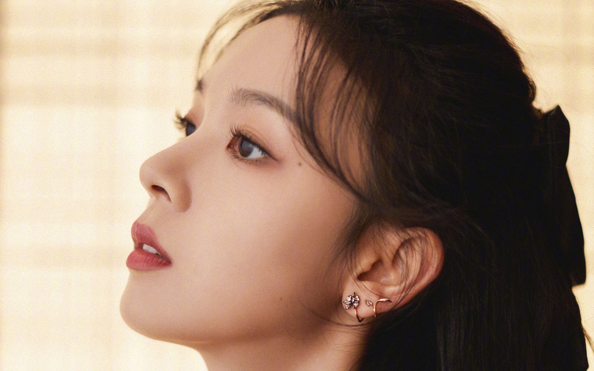 傲慢的裂纹，当唯一性在季后赛的夜晚显形